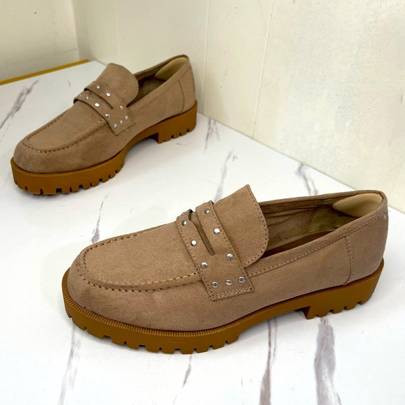 Penny Loafers Stuttered Taupe Preppy SlipOn Comfort Lug Sole Dress Shoes Sz 9.5 - Picture 1 of 10